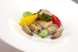 鮮魚のポワレ アサリと野菜のスープ仕立て オランデーズソース添え