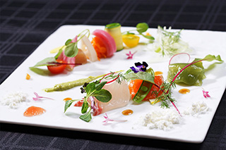 本日のお魚のカルパッチョ 豊富な野菜とハーブのサラダ 数種のソースと共に