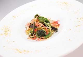 ショートパスタと合わせる地物岩魚と茸のチーズクリームソース