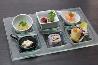 季節の食材を少しずつ6種類の前菜盛り合わせ