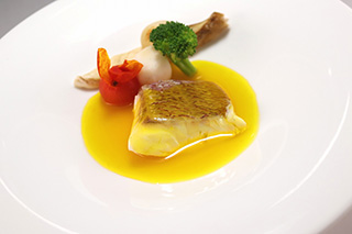 本日のお魚のカルパッチョ 豊富な野菜とハーブのサラダ　数種のソースと共に