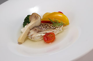 旬魚のアロースト　蕪のブルーテとサフランクリーム