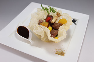 牛肉のステーキと野菜のライスペーパー箱盛り　マデラワインソース