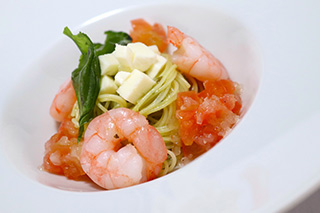 小海老とモッツァレラチーズの冷製パスタ　トマトのケッカとバジルソース