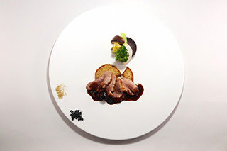 鴨のローストとr林檎のカラメリゼ　４種のベリーソースと共に