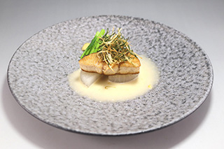 寒ブリのアロースト煮大根と柚子香るブールブランソース