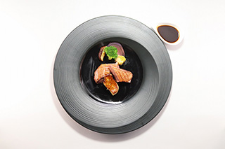 香ばしく焼き上げた鴨肉のロースト　香り高きマデラワインのソース