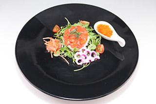 武尊サーモンとポテトサラダのガトー仕立て　季節の野菜と共に
