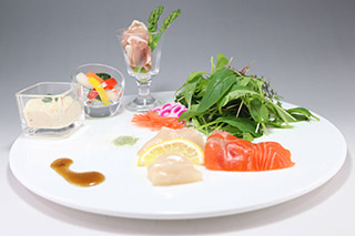 旬魚のカルパッチョサラダ仕立てと一口のオードブル
