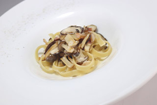 ベーコンと地場産茸のパスタ