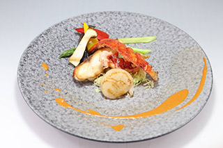 真鯛のポワレとオマール海老、帆立貝のアメリカンソース
