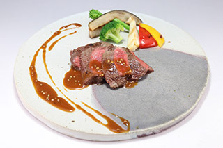 国産牛のステーキ　マスタードソース