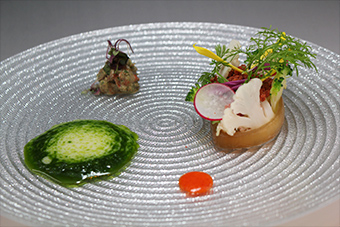 古典的なズワイ蟹のサラダを現代風のアートに仕上げて　蛤の出汁とユリ根・法蓮草