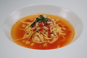 野菜だけのブイヨンで作った鶏ささみ肉とトマトの蒟蒻スープパスタ