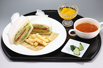 野菜とローストポークのラップサンド