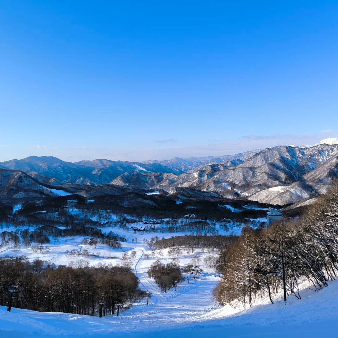 朝イチのゲレンデ 澄んだ冬の青空を前に