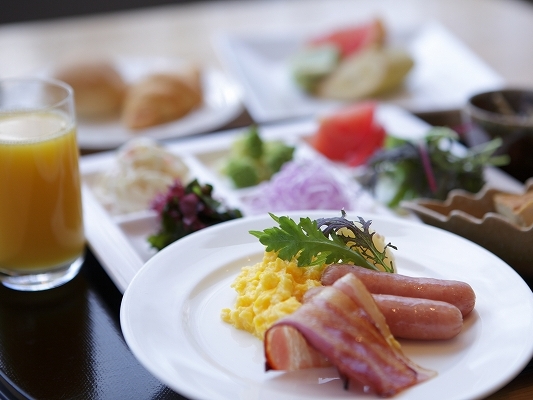 【夕食なし】1泊朝食★疲れを癒す温泉と　朝はゆっくり和洋の朝食バイキングを楽しむ♪